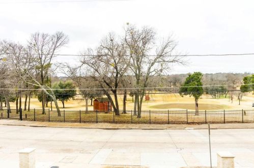 2210 Bonnie View Rd, Dallas TX 75216-7205 exterior