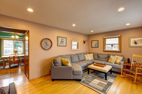 5648 Honey Creek Dr, Milwaukee, WI 53221-4014