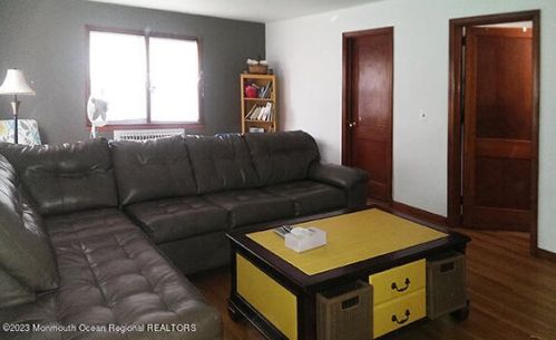 165 Pond Rd, East Freehold NJ 07728-1320 exterior