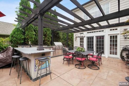 90 Spg Gdn Ave, Nutley NJ 07110-1507 exterior