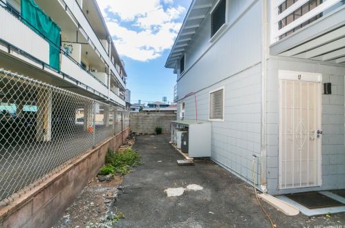 731 Paani St, Honolulu HI 96826-4223 exterior