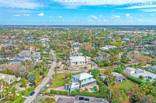 330 Hawser Ln, Naples FL 34102-5031 exterior