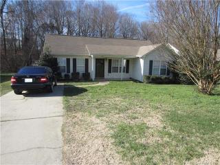 1041 Capps Holw Dr, Charlotte NC  28216-2755 exterior