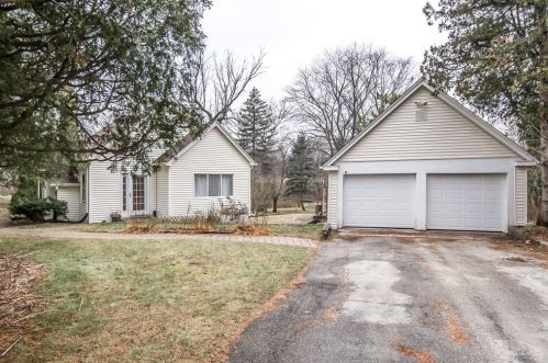 8415 Fox Croft Ln, Milwaukee WI 53217-2226 exterior