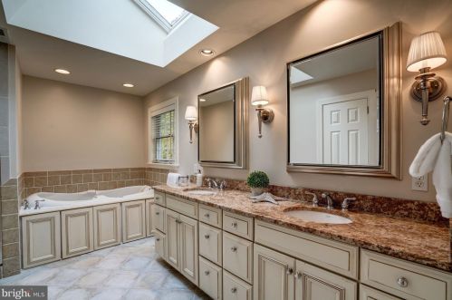 7621 Laurel Leaf Dr, Rockville MD 20854-1768 exterior