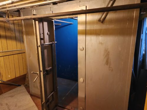 8030 Eberhart Ave, Chicago IL 60637-2484 exterior