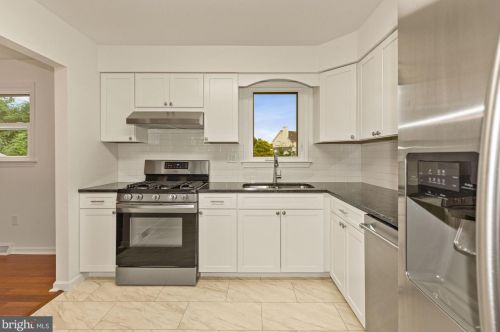 6 Kennedy Dr, Cookstown NJ 08511-1120 exterior