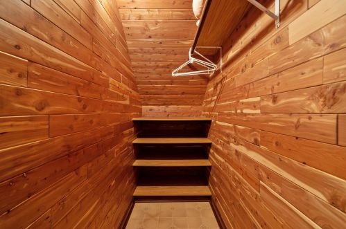 2015 59, Milwaukee WI 53219-1547 exterior