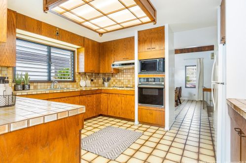 1572 Kalakaua Ave, Honolulu HI  96826-2401 exterior