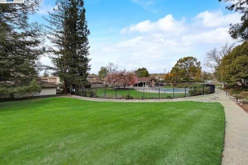 12 Rolling Grn Cir, Concord CA 94523-3265 exterior