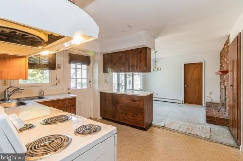 322 Independence Ave, Trenton NJ  08610-5704 exterior