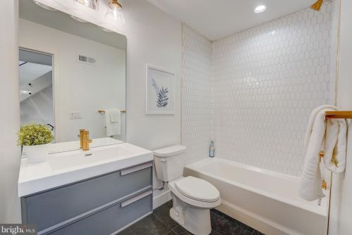 662 13 St, Philadelphia PA 19123-0024 exterior