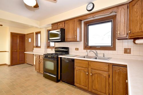 6696 Olympia Ave, Chicago IL 60631-1518 exterior