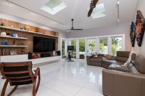 591 Luzon Ave, Tampa FL 33606-3623 exterior