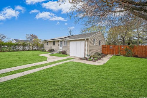 130 Applegate Dr, Central Islip, NY 11722-1101