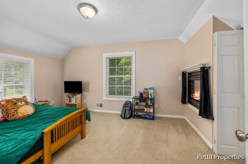 963 Knapp St, Grand Rapids MI 49505-4419 exterior