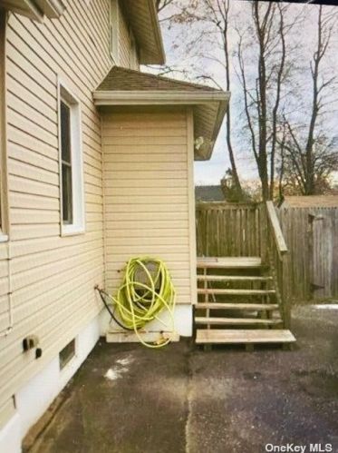 320 Clayton St, Central Islip, NY 11722-3002