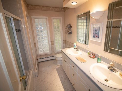 4 Ryder Ct, Huntington Station NY 11746-6142 exterior