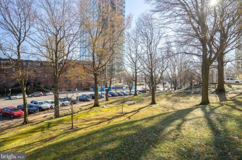 200 Locust St, Philadelphia PA  19106-3915 exterior