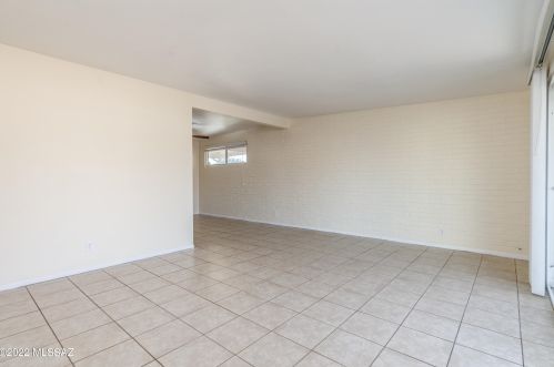 8217 Beverly St, Tucson AZ 85710-5931 exterior