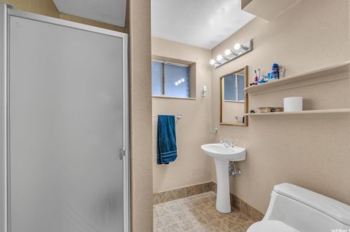 884 Spartan Dr, Sandy UT 84094-1811 exterior