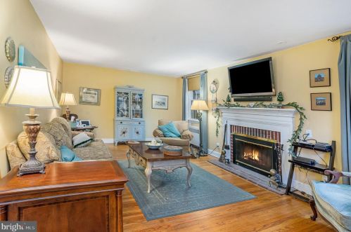 25 Myrtle Ave, Pittsburgh PA 19083-5706 exterior