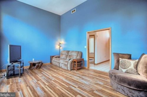 409 Dart Dr, Hanover PA 17331-1327 exterior