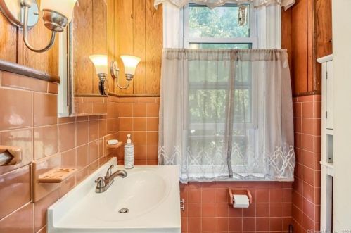 48 Maple Ave, Derby CT 06418-1328 exterior