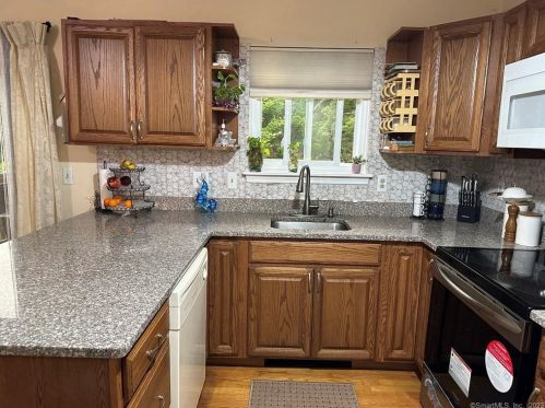 4 Mettler Dr, Wallingford CT  06492-3422 exterior