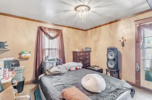 1261 36, Milwaukee WI 53215-1437 exterior