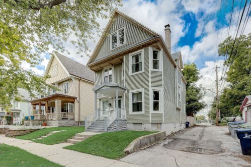 437 34th St, Milwaukee, WI 53208-3802