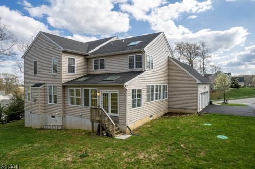 8 Sovereign Dr, Roxbury Township NJ  07836-0230 exterior