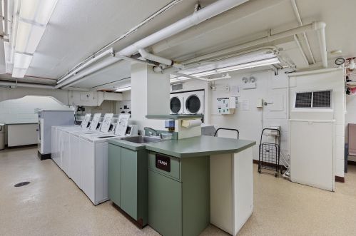 1 Scott St, Chicago IL  60610-2309 exterior