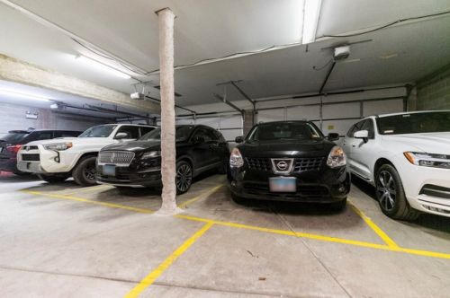 1008 Larrabee St, Chicago IL  60610-2414 exterior