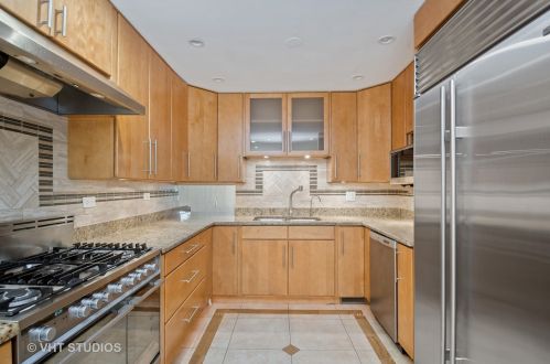 3700 Lake Shore Dr, Chicago, IL 60613-4243