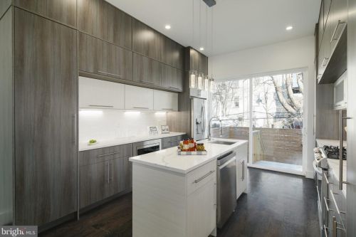 1827 Manton St, Philadelphia PA 19146-2923 exterior