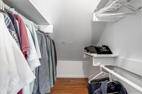 4 Lynhaven Pl, Commack NY 11725-3107 exterior