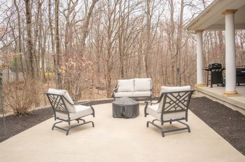 2 Camelot Dr, Worcester MA 01602-1318 exterior