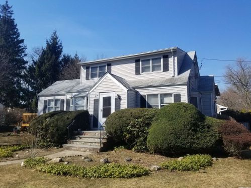 31 Magerus St, Huntington Station, NY 11746-3838