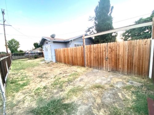 245 L St, Bakersfield CA 93304-1472 exterior