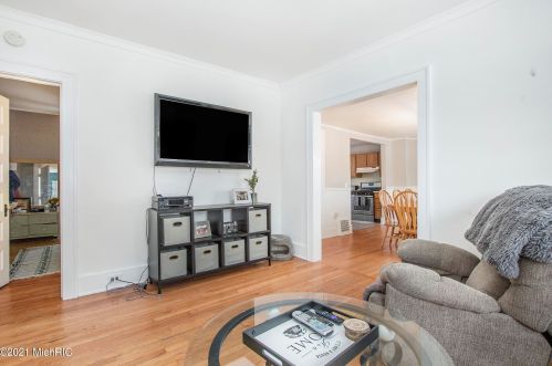 1302 Wealthy St, Grand Rapids MI 49506-2562 exterior