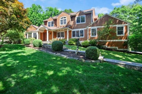 22 Woodcrest Dr, Armonk, NY 10504-2902