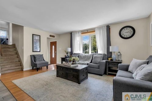 51 Stony Rd, Edison NJ 08817-3236 exterior