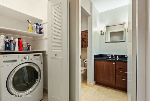 222 Pearson St, Chicago IL  60611-7347 exterior