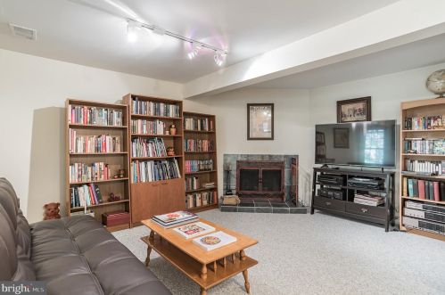 11920 Bargate Ct, Rockville MD 20852-4117 exterior