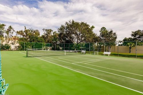 7340 Glenmoor Ln, Naples FL 34104-6748 exterior