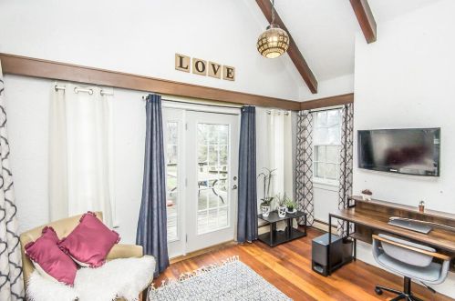 8415 Fox Croft Ln, Milwaukee, WI 53217-2225