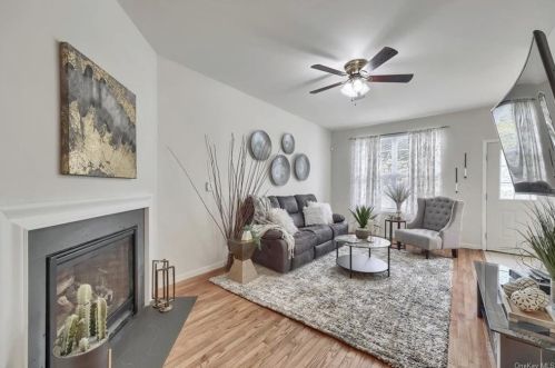 33 Cornwall Ln, Middletown NY 10940-5077 exterior