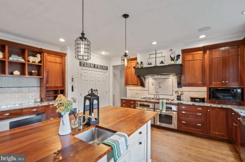 580 Mermaid Ln, Philadelphia PA 19118-4026 exterior