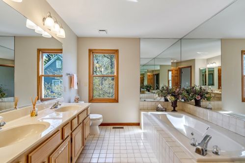 673 Saddle Rdg, Bull Valley IL 60012-3600 exterior